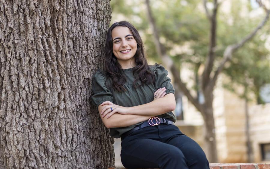 Portrait of Jenna Thomas leaning against a tree on Baylor campus